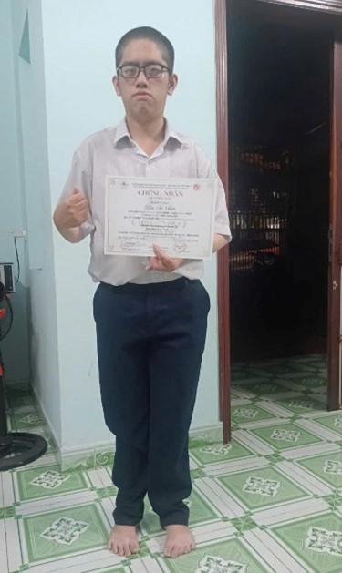 Hình 2. Em Bùi Trí Tâm, học sinh lớp 12A2, trường THPT Hồng Đức với giải khuyến khích